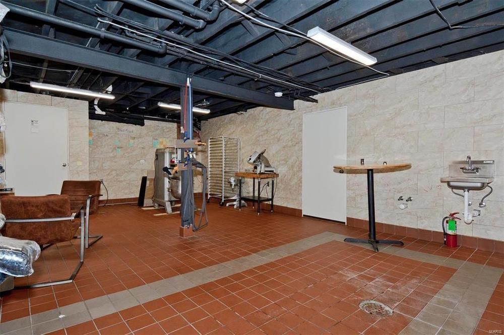 Restaurant & Sports Bar: 5800 Gravois Ave, Saint Louis, MO 63116